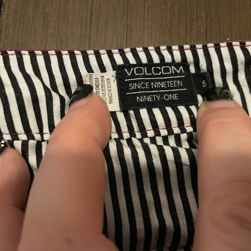 Volcom Shorts - Picture 2 of 4